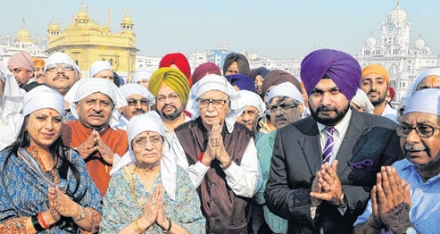 Advani at Sri Darbar Sahib with other right-wing Hindu Fascists