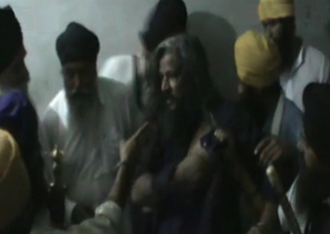 Nihang Teja Singh confronted by Satkar Committee Sevadars