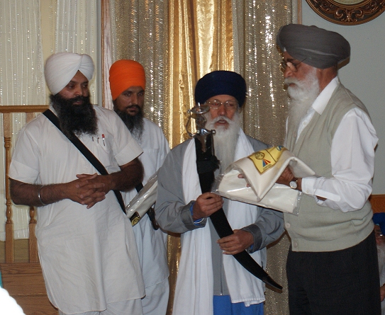 Shaheed Bhai Dilawar Singh's Father Honored by Sangat