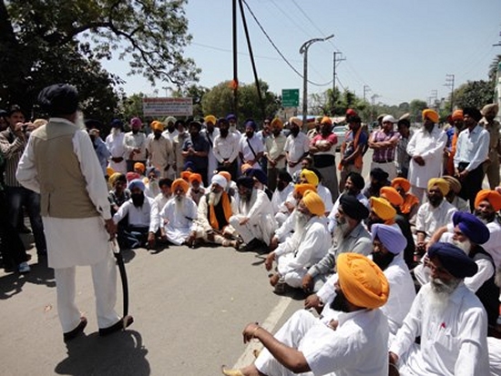 Sardar Simranjit Singh Maan leading a rally in support of 'Sade Haq'