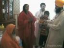 Daljit & Sadhvi  Ritambhara  Performing Arti before Swami Parmanand